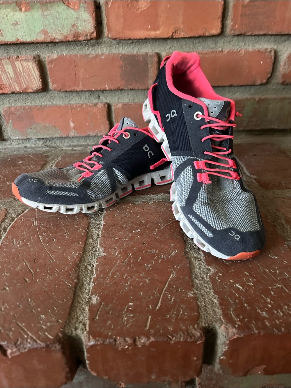 On Cloud Running Sneakers in Pink & Grey Sz 8.5 Women’s
